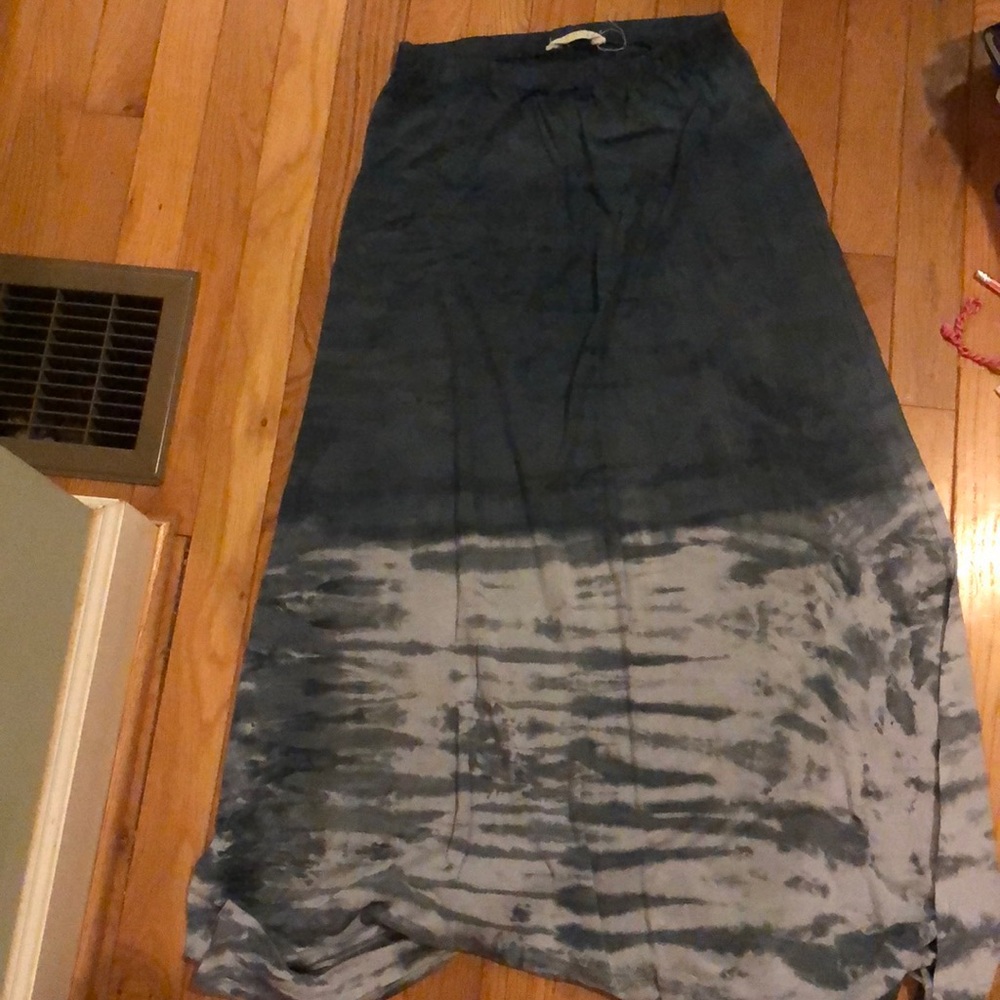 Super soft skirt in blue/gray colors. Fits about a xs/s but waist is elastic.